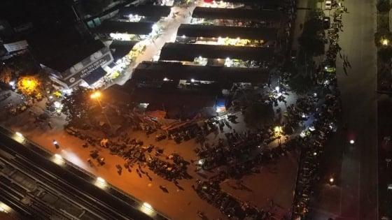 Hình ảnh nhộn nhịp của hoạt động mua bán, trao đổi hàng hóa tại Chợ Nhổn, thể hiện sức sống của khu chợ truyền thống trên Quốc Lộ 32